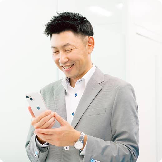 スマホでサンクスカードを送る男性社員