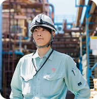 工場で働く男性社員