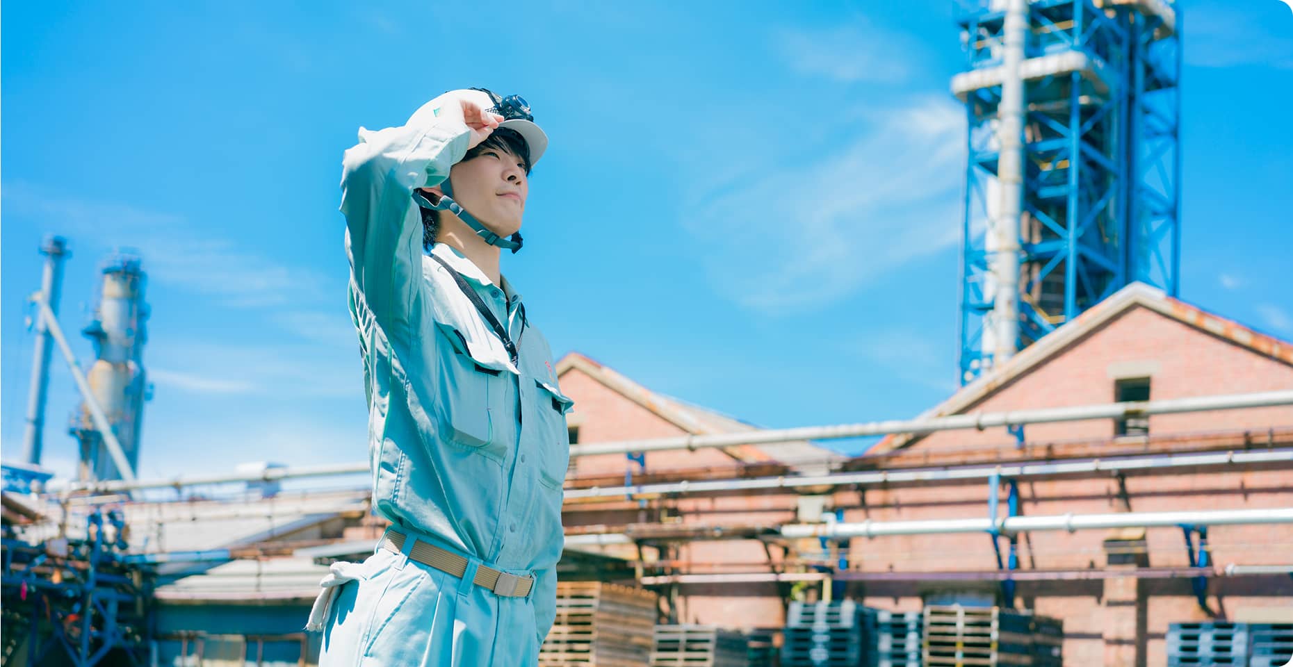 工場前で堂々と立つ男性社員