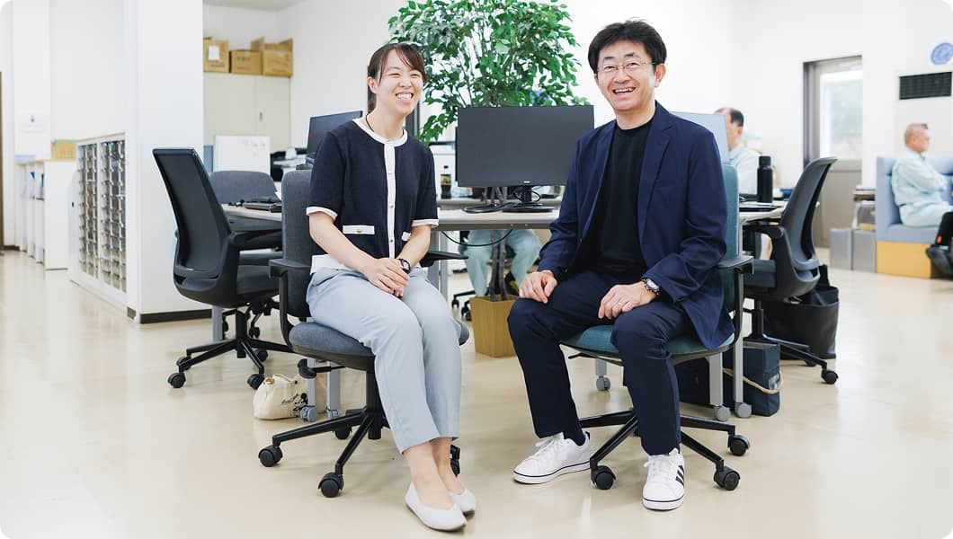 カジュアルに、8分丈ズボンを履く女性社員とスニーカーを履く男性社員