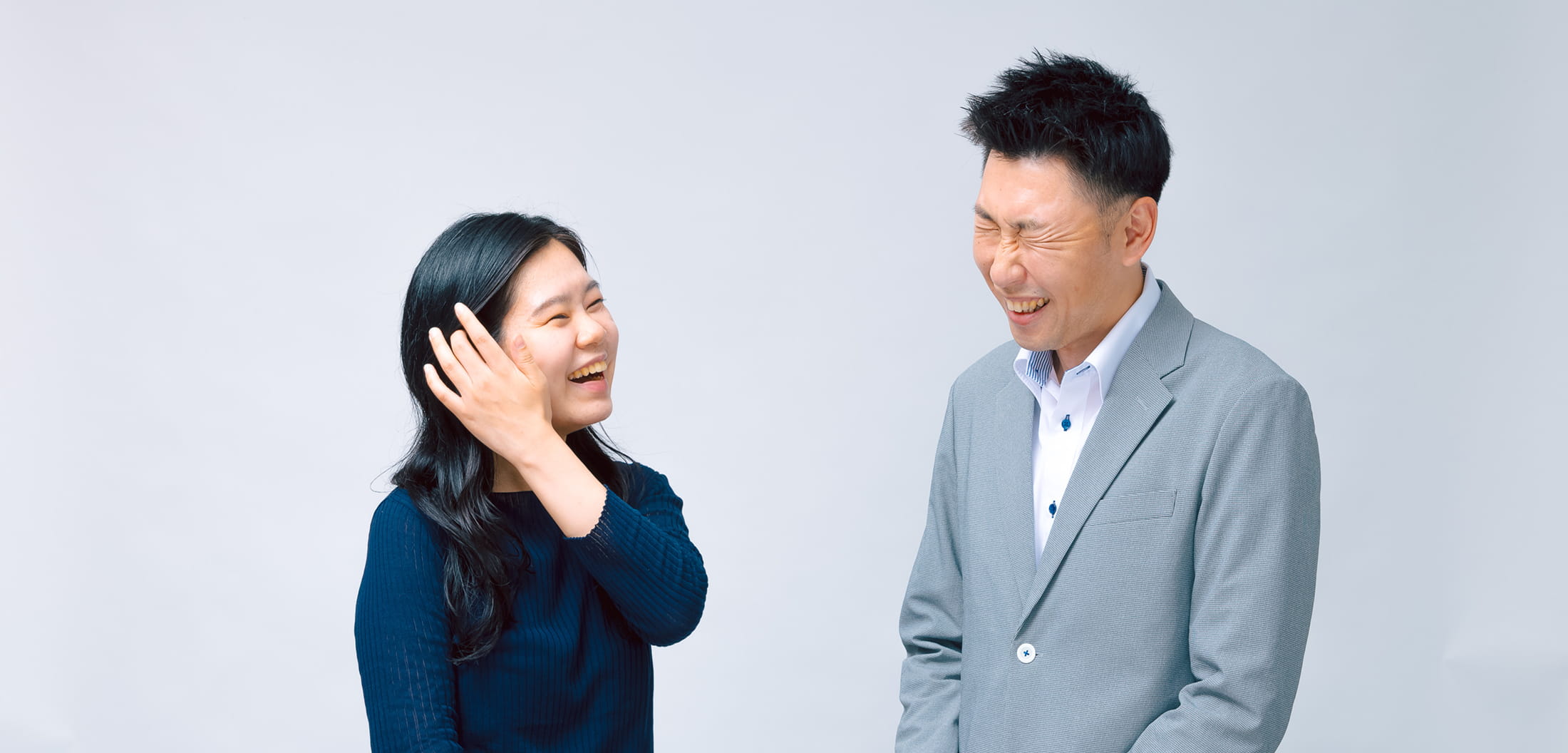 お互いに笑顔で話す東京本社の社員二人