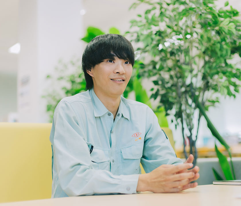 インタビューに答える技術職の男性社員