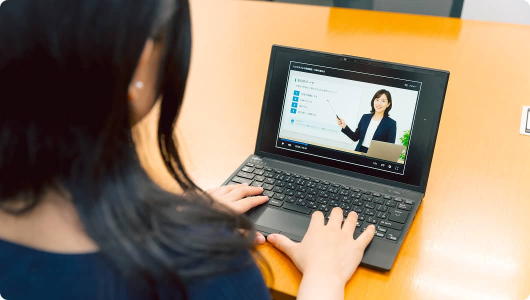 eラーニングする女性社員