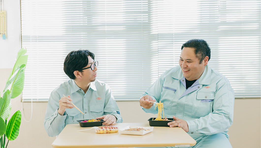 補助を利用して食事を食べる2人