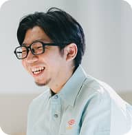 笑顔の男性社員