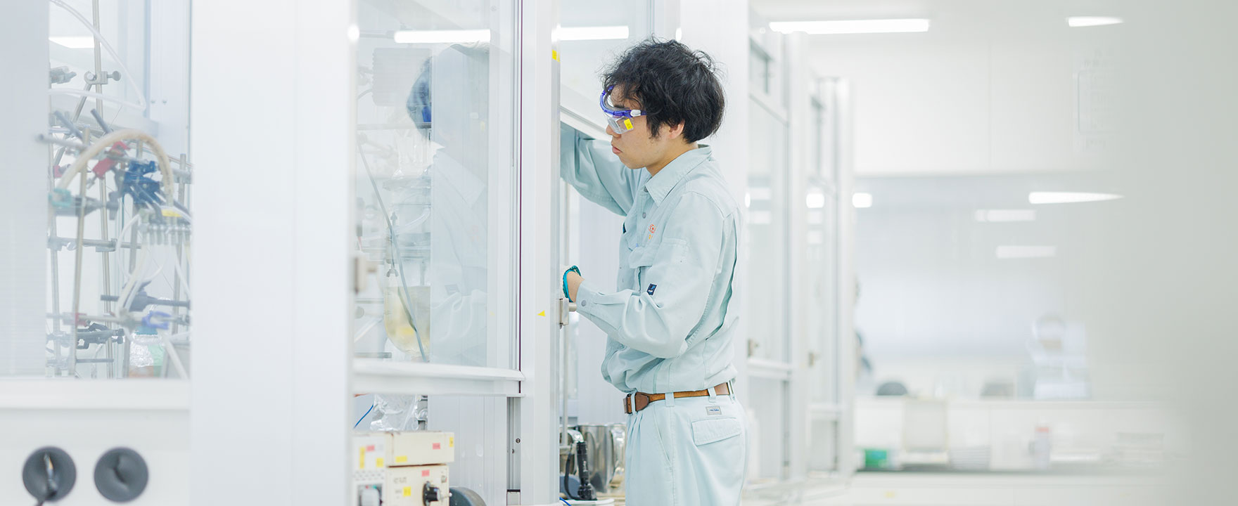研究する男性研究員の様子