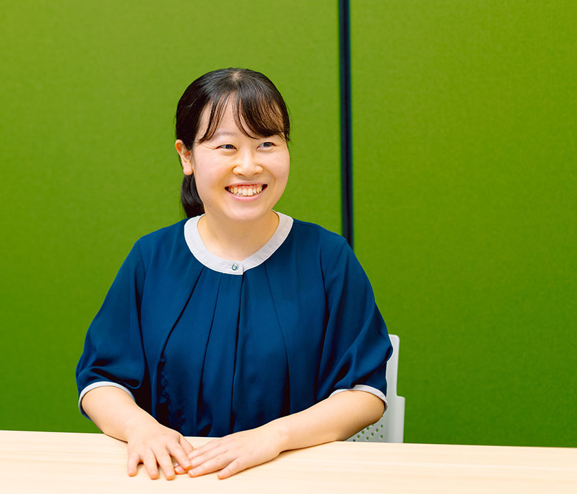  笑顔でインタビューに答える国内営業の女性社員