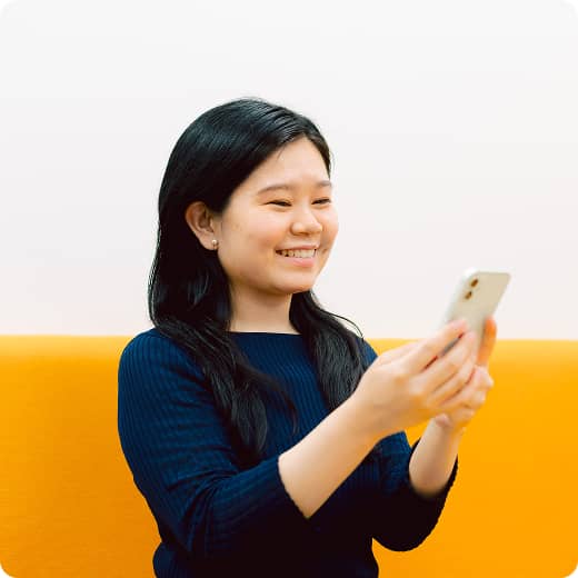 スマホでサンクスカードを送る女性社員