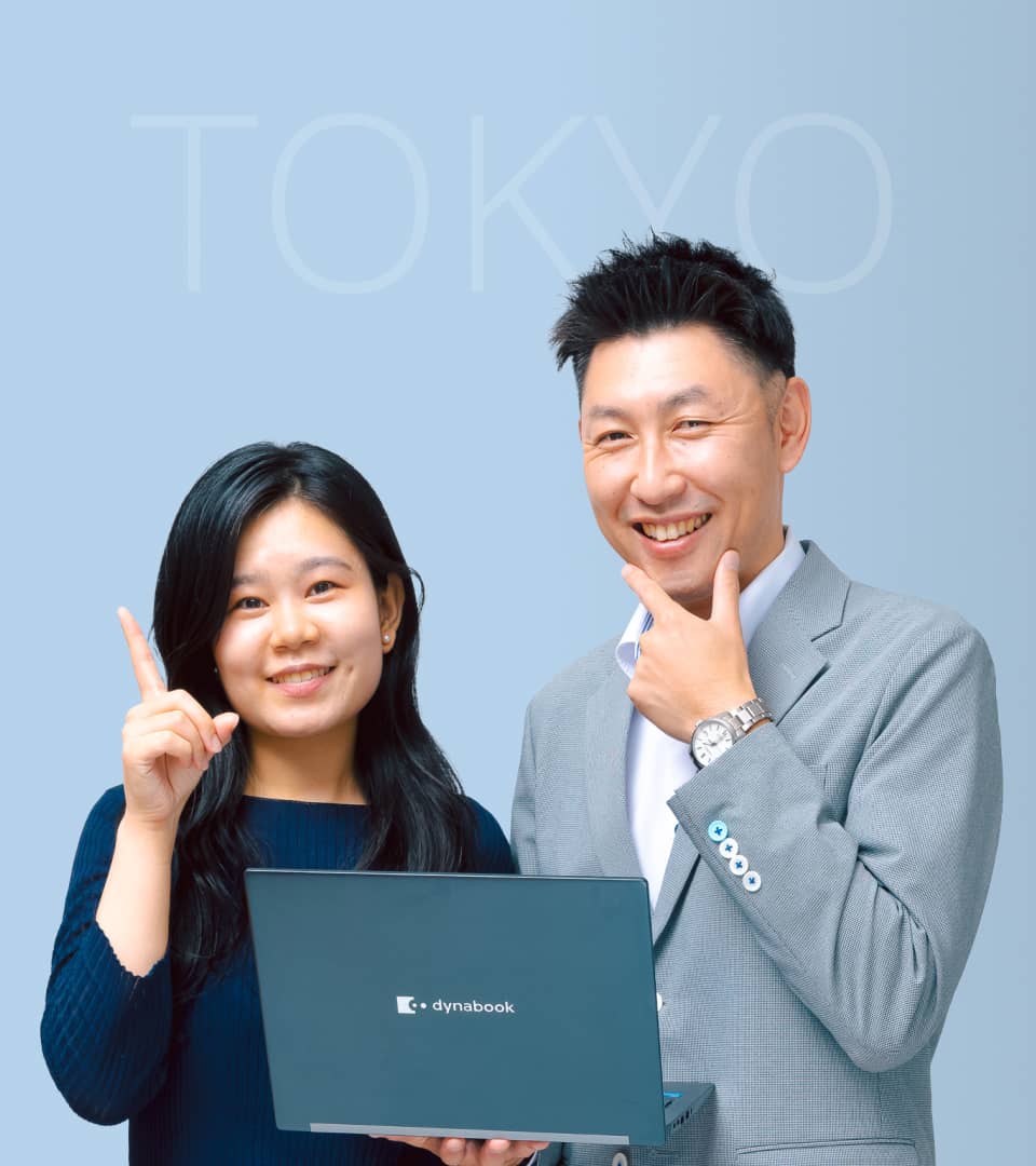 東京本社で働く女性社員と男性社員