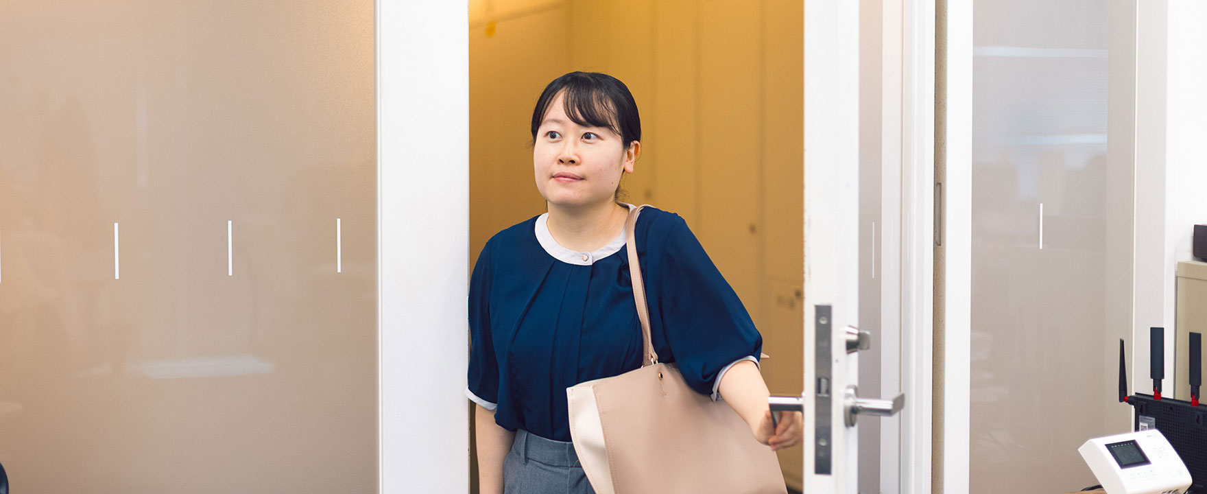 出勤する国内営業の女性社員