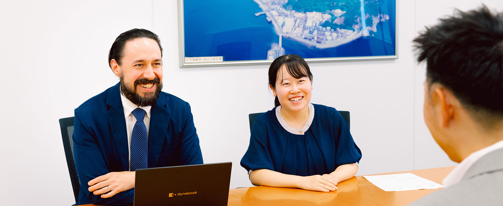 お客様と話をする社員