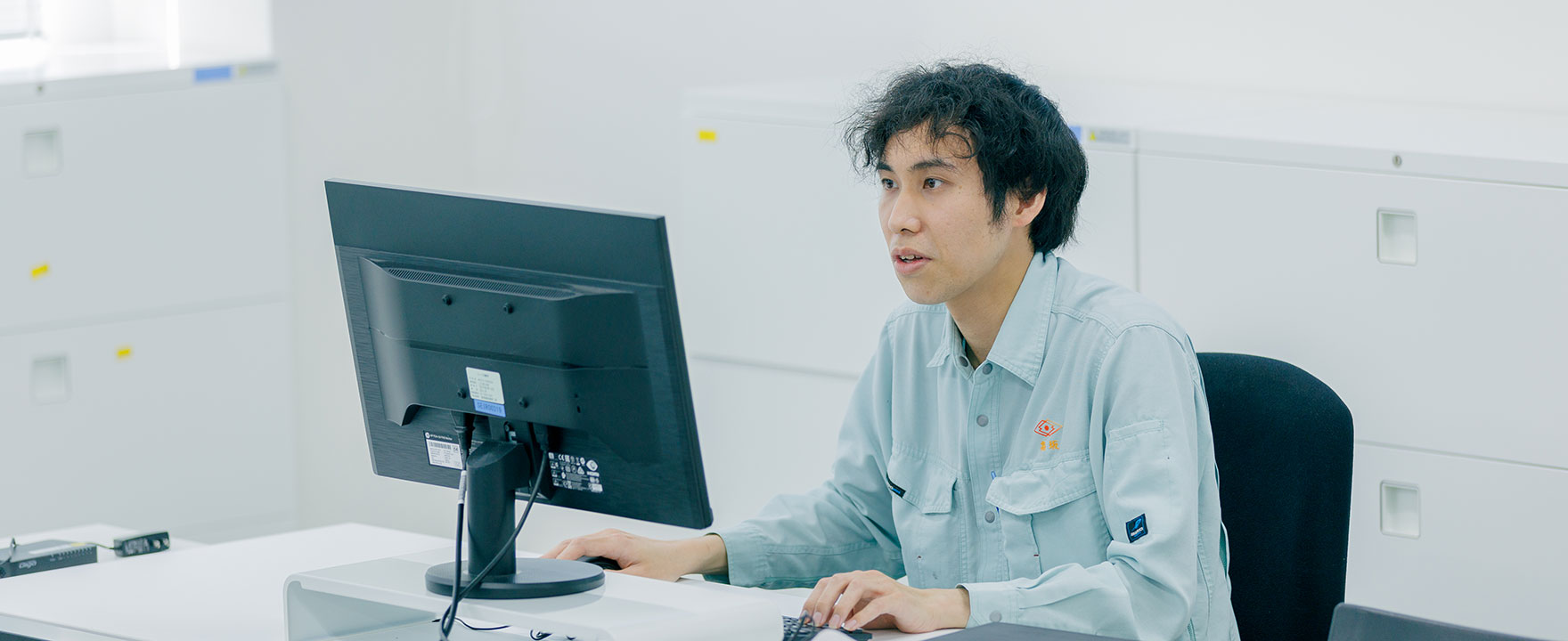 パソコンで仕事をする男性研究員