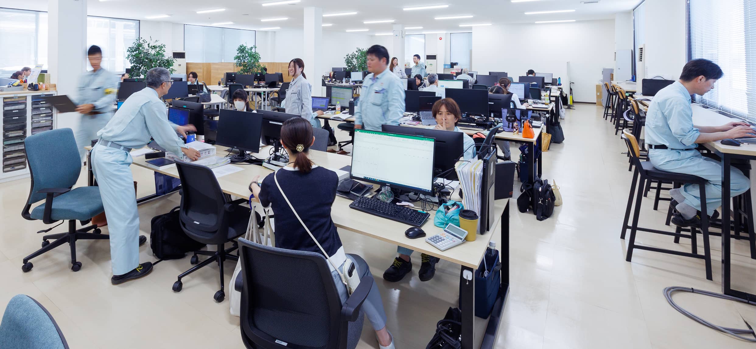 社員が働く事務所内の様子