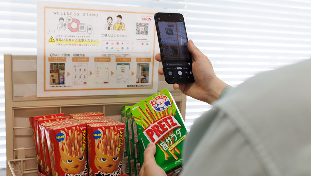 無人コンビニで軽食を購入する様子