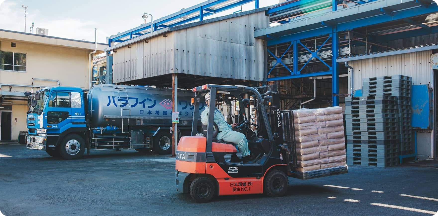 梱包した製品をトラックやコンテナに積み込む様子