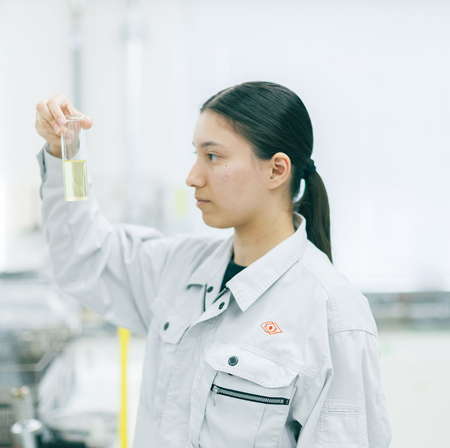 研究する女性社員