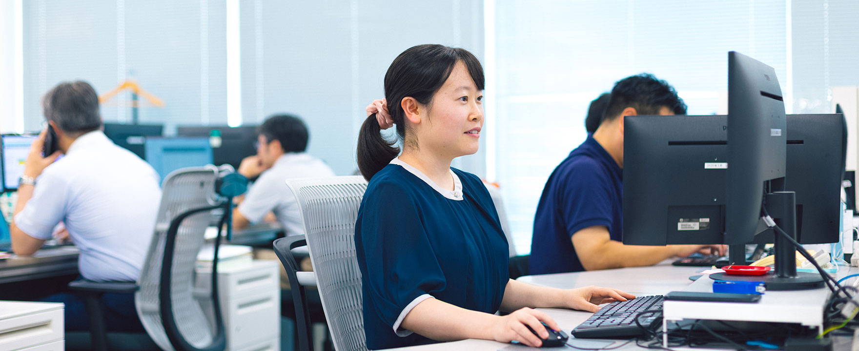 パソコンで仕事をする国内営業の女性社員の様子